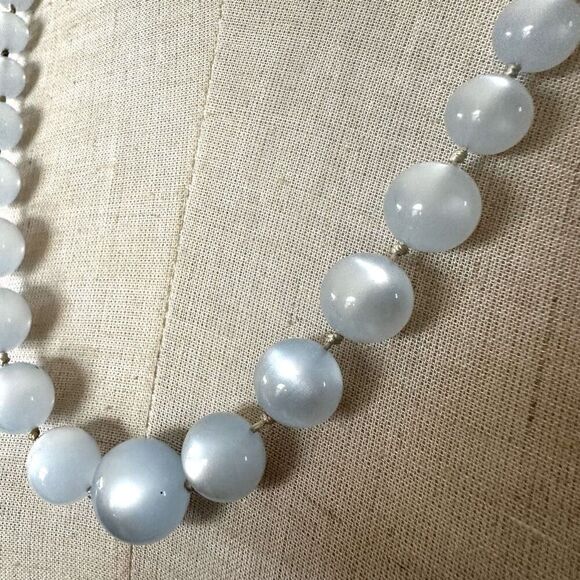 Light blue moonglow vintage necklace - Picture 3 of 11